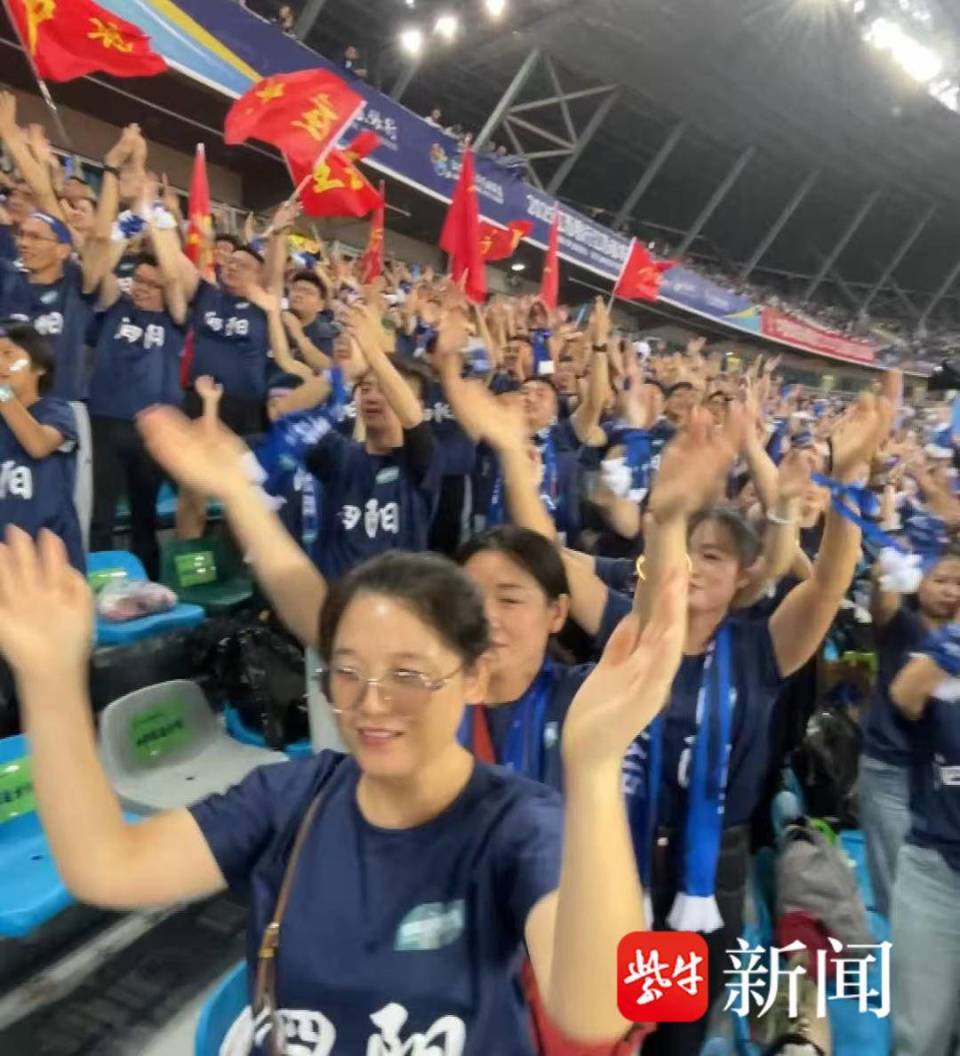的球迷前来